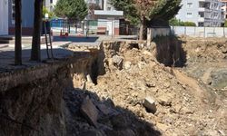 BURSA’DA OKUL BAHÇESİNİN İSTİNAT DUVARI ÇÖKTÜ
