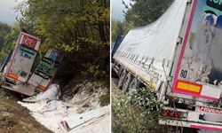 BURSA'DA ŞEKER YÜKLÜ TIR KANALA UÇTU!