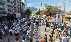 TRAFİĞE KAPATILAN CADDE NEŞEYLE DOLDU!