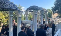 Zeki Müren Bursa'da kabri başında anıldı