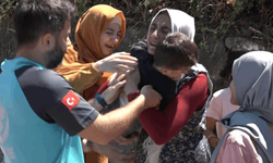 ÇOCUĞUNA KAVUŞUNCA SEVİNÇTEN BAYILDI!