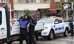 Nilüfer'de kaldırım ve yolları işgal eden tabelalar toplandı