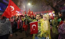 YAĞMURA RAĞMEN BURSA’DA CUMHURİYET COŞKUSU DİNMEDİ