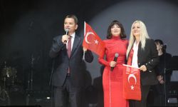 Cumhuriyet coşkusu Göksel’in şarkılarıyla taçlandı