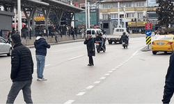 KENT MEYDANI'NDA BOĞAZINA BIÇAK DAYADI!