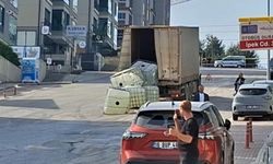 YOLA DÖKÜLEN ASİT, MAHALLEYİ ALARMA GEÇİRDİ