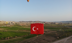 Dünyanın en büyük bayrak figürlü balonu Kapadokya'da havalandı