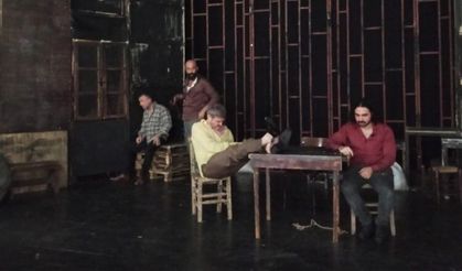 Kafa Sahne'den sezonun ilk prömiyeri: "Duvarların Ötesi"