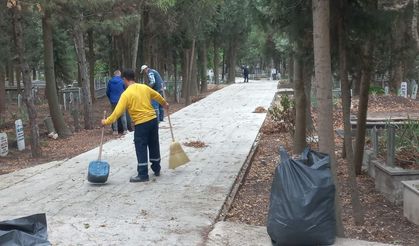 Karacabey'de mezarlıklara özenli bakım
