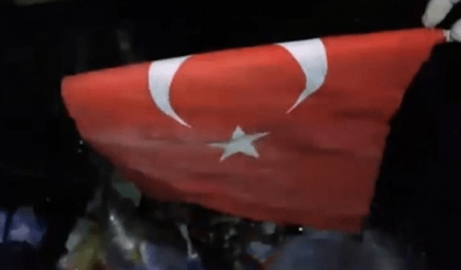 Çöpte bulunan Türk bayrağı yürek burktu