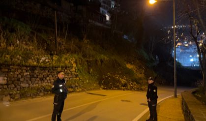 Bursa'da heyelan, yol kapandı