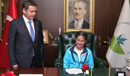 Başkan Aydın koltuğu çocuklara bıraktı