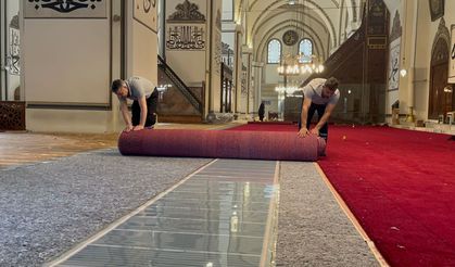 Ulucami'de halı yenileme çalışmaları başladı