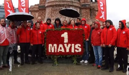 DİSK Taksim Anıtı’na çelenk bıraktı