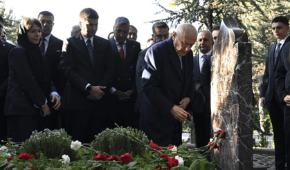 Bahçeli’den Türkeş’in kabrine ziyaret
