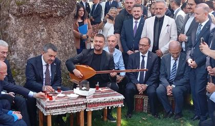 Bakan Tekin'den Bursa’da çınar altında türkü