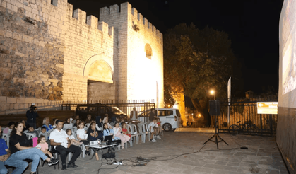 Tarihi surlarda sinema keyfi
