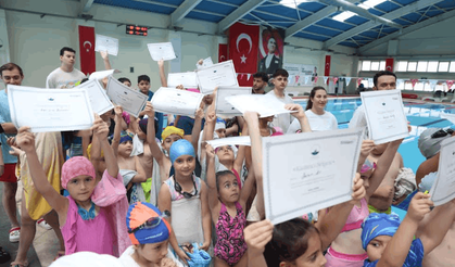 Minik yüzücüler sertifikalarını aldı