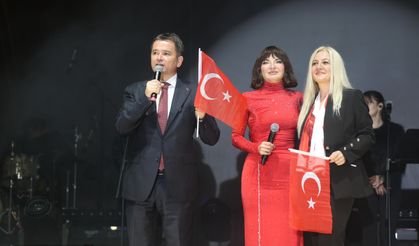 Cumhuriyet coşkusu Göksel’in şarkılarıyla taçlandı