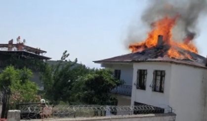 Bursa'da yangın paniği! Tamir ettiği çatı alev alev yandı