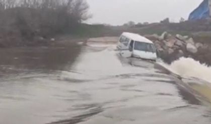 Bursa'da can pazarı! Suya kapılan minibüste...