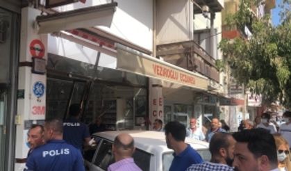 Bursa'da akrabasına sinirlendi otomobille dükkana girdi!