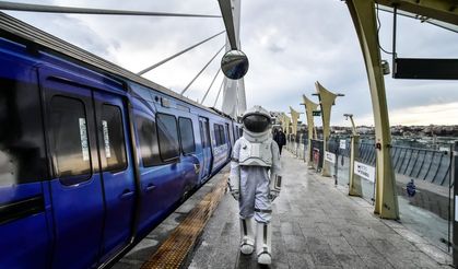 Metroyla İstanbul turu yapan astronot merak uyandırdı