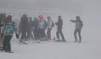 Uludağ'da kayak sezonu açıldı! Pistler ilk günden dolup taştı