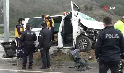 Amasya'da minibüs yol kenarındaki pikaba çarptı: 2 ölü, 6 yaralı