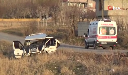 Bitlis'te göçmenleri taşıyan minibüs takla attı: 4 ölü, 25 yaralı