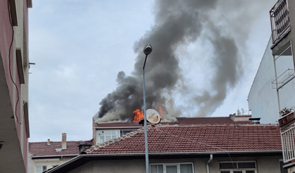 Bursa'da korkutan yangın! Çatı katı alevlere teslim oldu