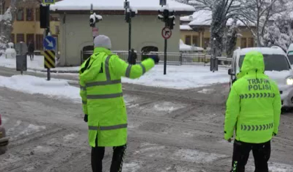 Bursa’da trafik polislerinin karla mücadelesi takdir topladı