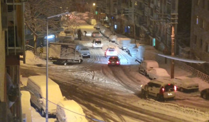 Bursa'da yoğun kar yağışı sürücülere zor anlar yaşattı