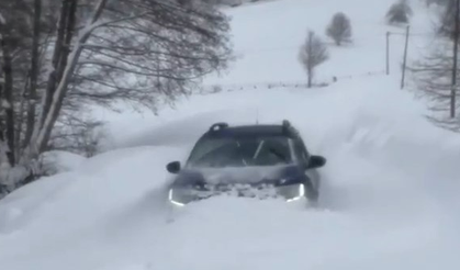 Bursa'da yolda ilerlemek isteyen cip kara gömüldü