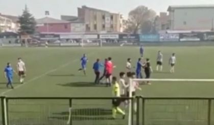 Bursa'da futbolcuya kramponla saldırdı... O anlar kamerada