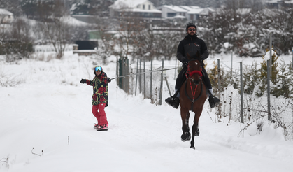 Kayak tutkunlarının yeni gözdesi! Uludağ eteklerinde atlı snowboard