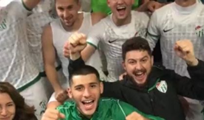 Bursaspor soyunma odasında galibiyet sevinci... 2. Başkan Adanur paylaştı