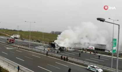 Tuzla’da otomobil tıra çarptı, çarpışmanın ardından tır ve otomobil alev alev yandı