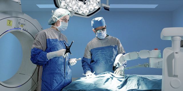 Robotik omurga cerrahisi artık Türkiye’de