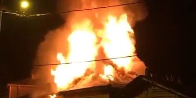 Bursa'da 2 katlı ev alev alev yandı!