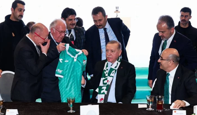 Bursaspor Başkanı Bür'den, Erdoğan'a 'Yeşil Bursa' forması!
