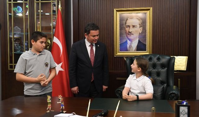 Osmangazi Belediye Başkanı Erkan Aydın koltuğunu çocuklara bıraktı