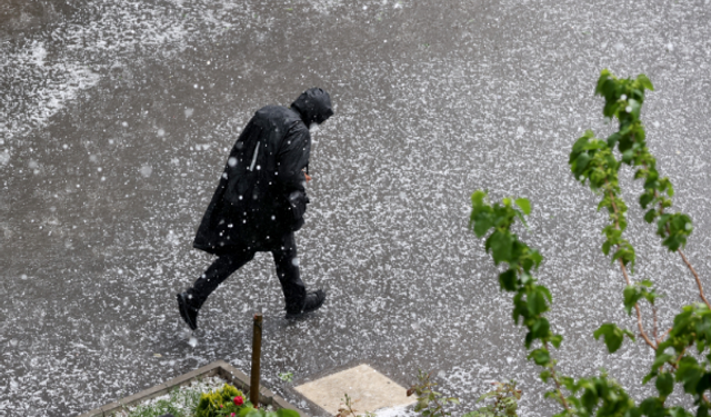 Ankara'da kuvvetli dolu yağışı! Göz gözü görmedi