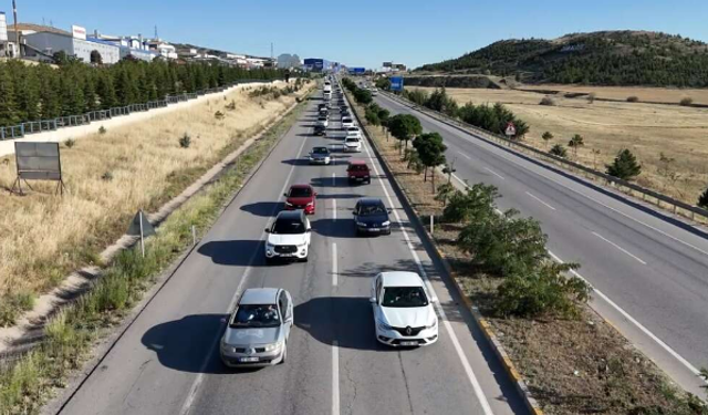 Tatilcilerin dönüş yolcuğu devam ediyor