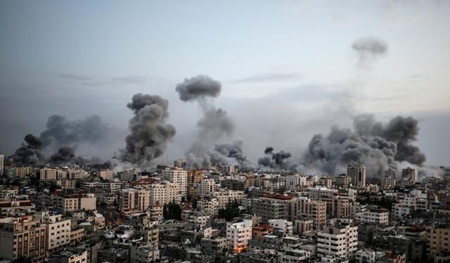 Gazze’de bombardıman altında bayram namazı