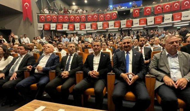 Özgür Özel'den, Yıldırım'da rozet takdimi