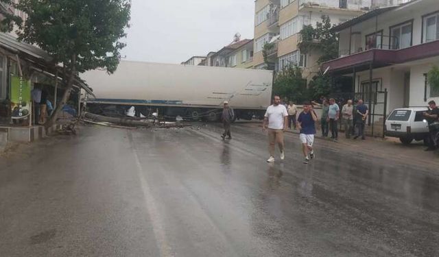 Bursa’da kaygan yolda yan dönen tır yolu kapadı