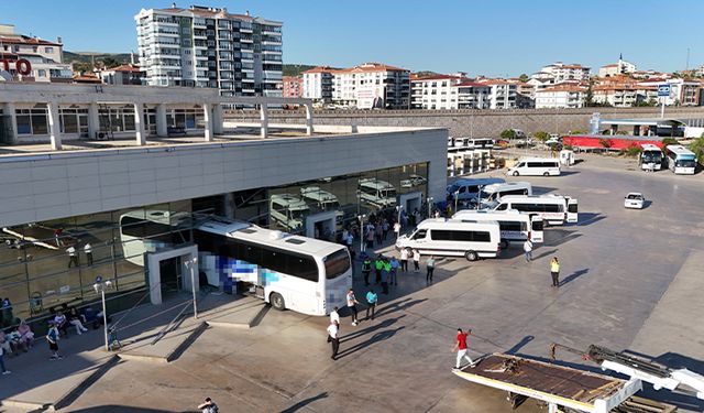 Yolcu otobüsü otogara daldı, yaralılar var