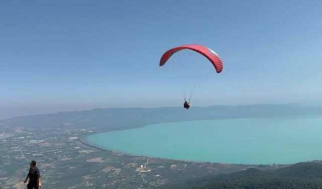 Turkuaz gölde paraşüt keyfi!