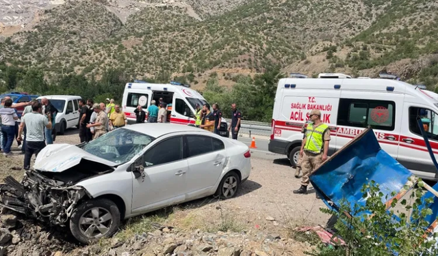 Otomobil otobüs durağına daldı: 3 yaralı